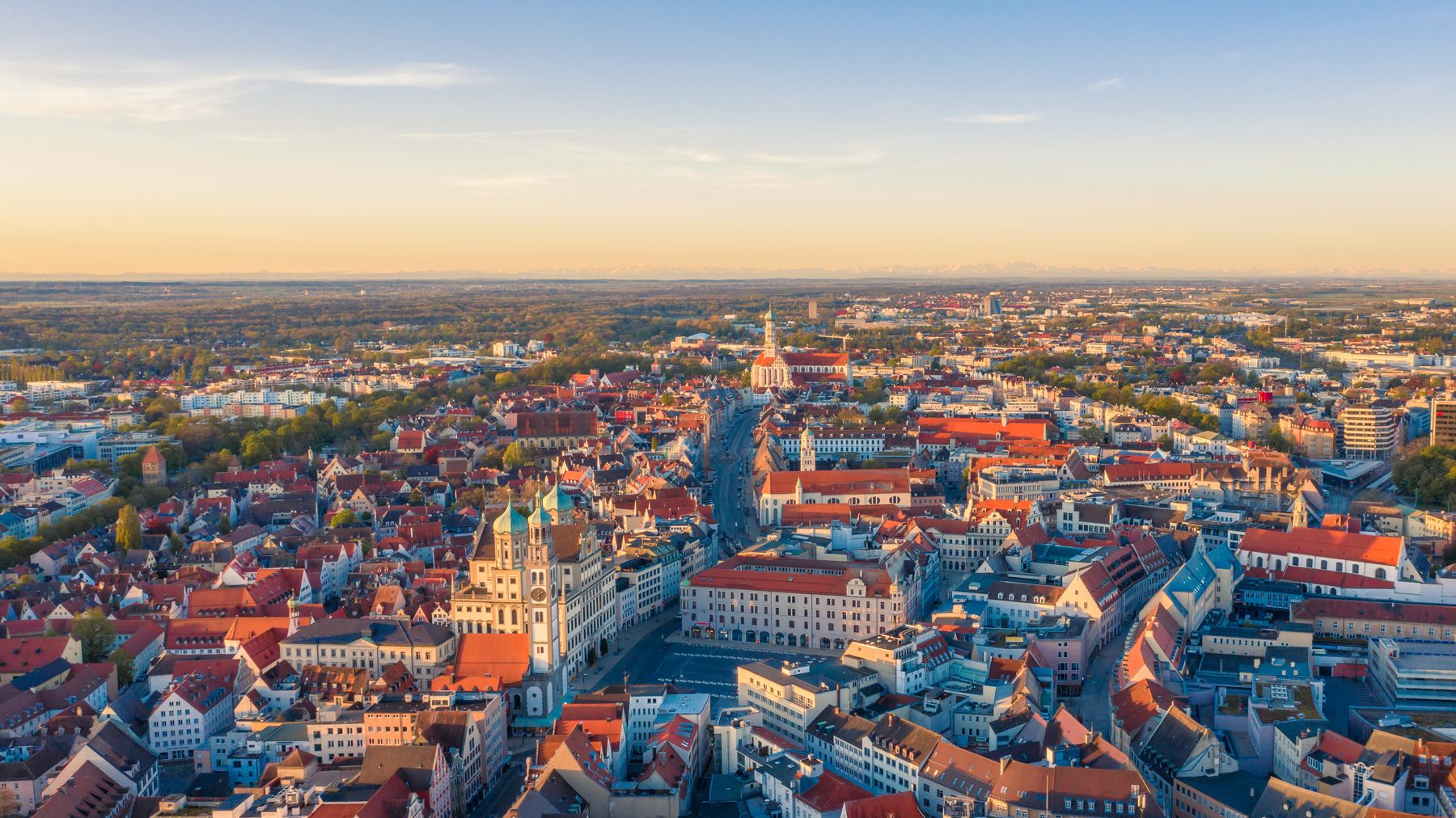 Luftaufnahme von Augsburg bei Sonnenaufgang mit Rathaus und Altstadt